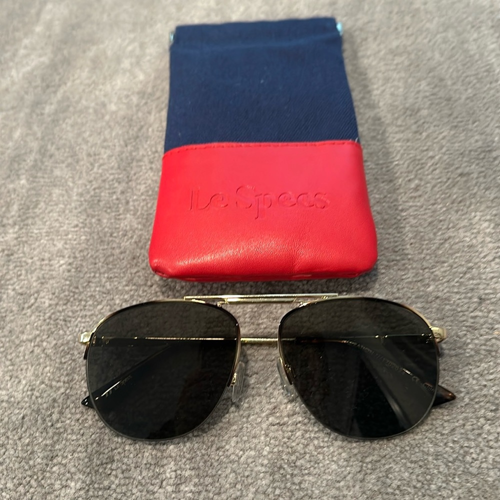 AUTHENTIC PERFECT CONDITION LE SPECS W/ ORIGINAL CASE